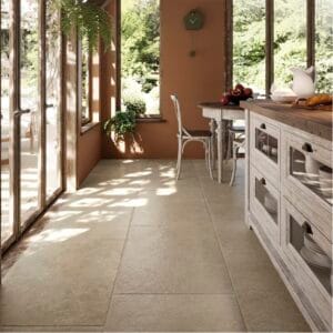 Cuisine aménagé avec un sol en carrelage